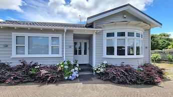 Cheerful 5 - Bedroom Home - Free Parking