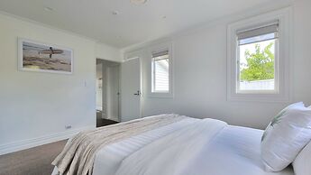 Cheerful 5 - Bedroom Home - Free Parking