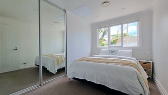 Cheerful 5 - Bedroom Home - Free Parking