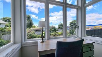 Cheerful 5 - Bedroom Home - Free Parking