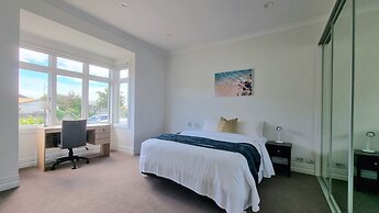 Cheerful 5 - Bedroom Home - Free Parking