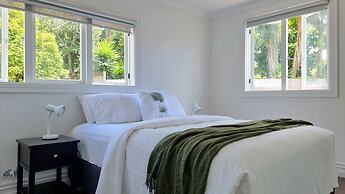 Cheerful 5 - Bedroom Home - Free Parking