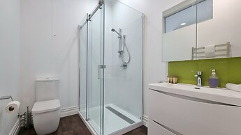 Cheerful 5 - Bedroom Home - Free Parking