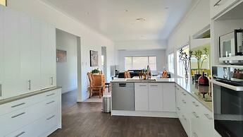 Cheerful 5 - Bedroom Home - Free Parking