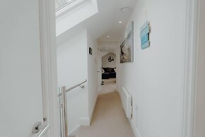 Stylish and Modern 2-bed Apartment in Herne Bay