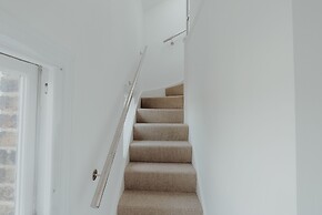 Stylish and Modern 2-bed Apartment in Herne Bay