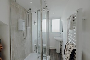 Stylish and Modern 2-bed Apartment in Herne Bay