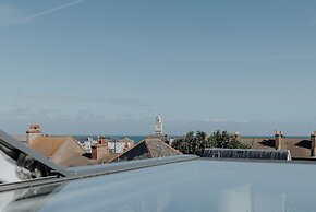 Stylish and Modern 2-bed Apartment in Herne Bay