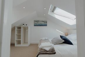 Stylish and Modern 2-bed Apartment in Herne Bay