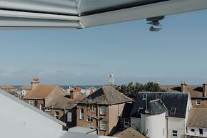 Stylish and Modern 2-bed Apartment in Herne Bay