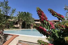 Blue&green House With Shared Pool