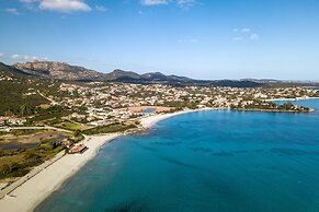 Blue&green House With Shared Pool
