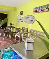 Suítes aconchegantes com piscina e praia