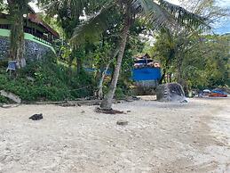 Suítes aconchegantes com piscina e praia