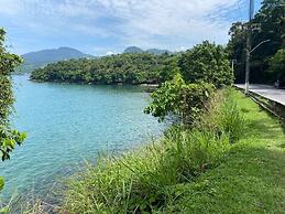 Suítes aconchegantes com piscina e praia