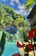 Suítes aconchegantes com piscina e praia
