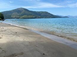 Suítes aconchegantes com piscina e praia