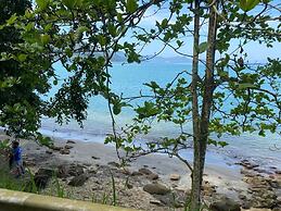 Suítes aconchegantes com piscina e praia