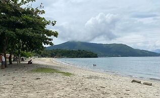 Suítes aconchegantes com piscina e praia