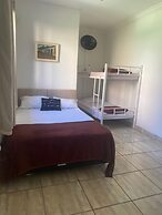 Suítes aconchegantes com piscina e praia