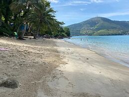Suítes aconchegantes com piscina e praia
