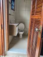 Suítes aconchegantes com piscina e praia