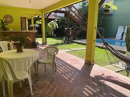 Suítes aconchegantes com piscina e praia