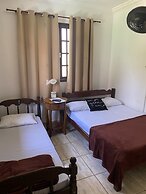 Suítes aconchegantes com piscina e praia