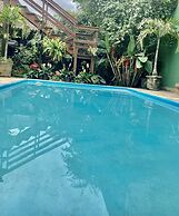 Suítes aconchegantes com piscina e praia