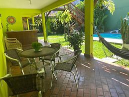 Suítes aconchegantes com piscina e praia