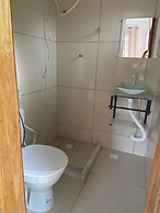 Suítes aconchegantes com piscina e praia