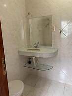 Suítes aconchegantes com piscina e praia