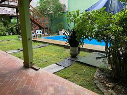 Suítes aconchegantes com piscina e praia