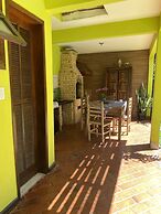 Suítes aconchegantes com piscina e praia