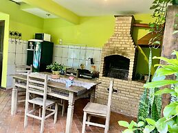 Suítes aconchegantes com piscina e praia