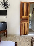 Suítes aconchegantes com piscina e praia