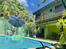 Suítes aconchegantes com piscina e praia