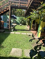 Suítes aconchegantes com piscina e praia