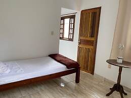 Suítes aconchegantes com piscina e praia