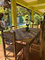 Suítes aconchegantes com piscina e praia