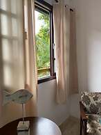 Suítes aconchegantes com piscina e praia