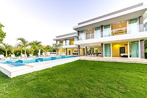 Ultra Modern Villa with Chef & Maid