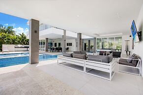 Ultra Modern Villa with Chef & Maid