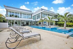 Ultra Modern Villa with Chef & Maid