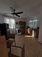 Comfy apartment 8 minute walk from beach