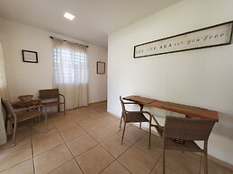 Comfy apartment 8 minute walk from beach