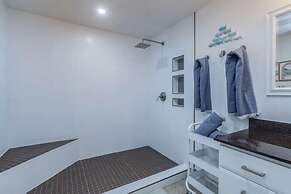 Emmalani 423 1 Bedroom Condo by RedAwning