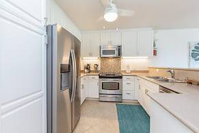 Emmalani 423 1 Bedroom Condo by RedAwning