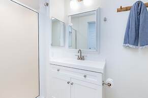 Emmalani 423 1 Bedroom Condo by RedAwning