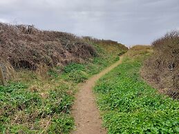 1st Floor Hillview 2 Bedroomed Central Location